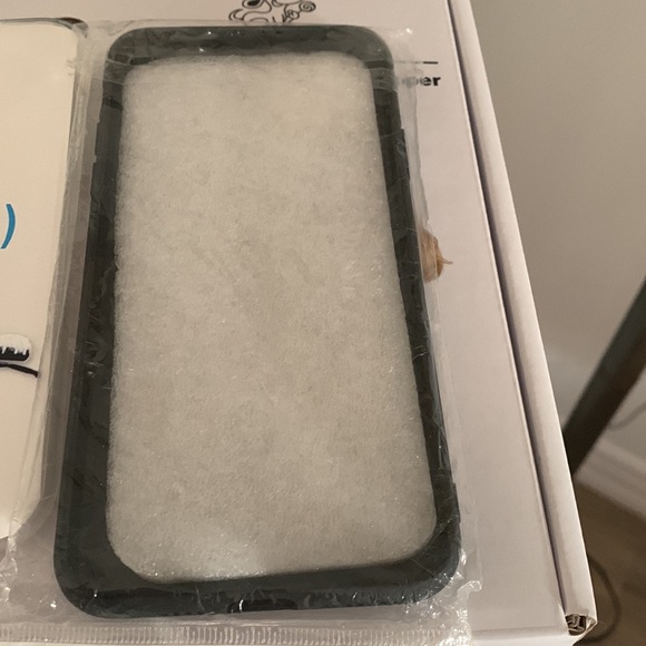 2 Brand New never used phone cases Designer D&C iPhone 11 still sealed - Picture 4 of 10